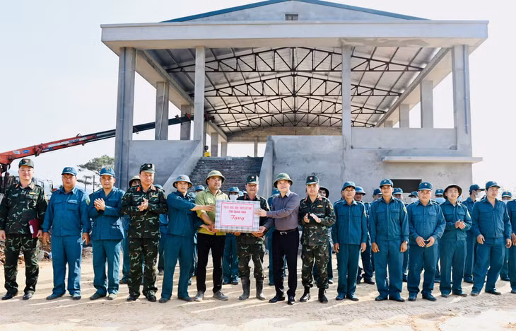 Đồng chí Bùi Văn Khắng, Phó Chủ tịch UBND tỉnh, tặng quà, động viên các lực lượng tham gia xây dựng Thao trường 493.
