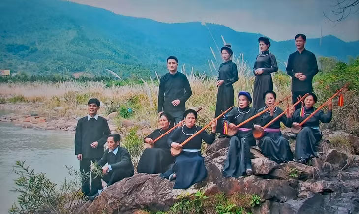 Vào mùa lễ hội hay lúc nông nhàn, người Tày Bình Liêu thường gẩy đàn tính, hát then bên những dòng suối trong vắt của địa phương.