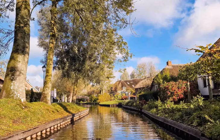Sau khi xuất hiện trong bộ phim hài Fanfare năm 1958, làng Giethoorn nhanh chóng nổi tiếng. Ảnh: Nguyễn Tất Thịnh