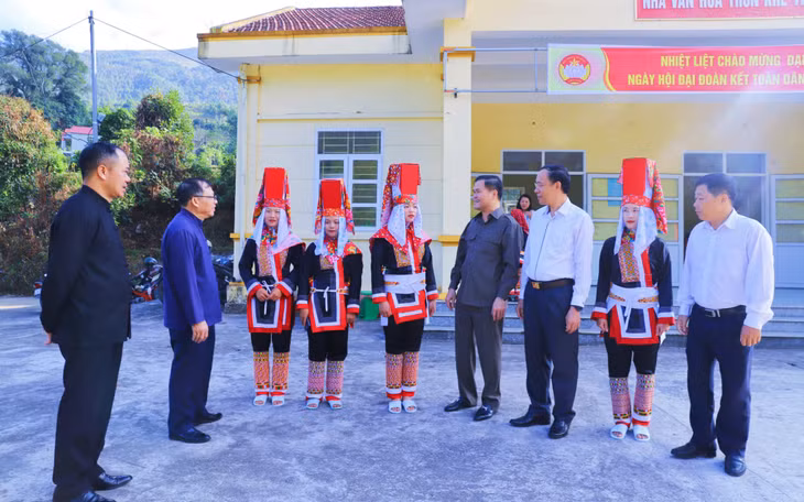 Đồng chí Bùi Văn Khắng, Ủy viên BTV Tỉnh ủy, Phó Chủ tịch UBND tỉnh cùng lãnh đạo huyện Bình Liêu trò chuyện, hỏi thăm tình hình đời sống của bà con thôn Khe Tiền.