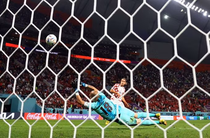 Majer sút tung lưới Borjan, ấn định thắng lợi 4-1 cho Croatia trên sân Khalifa ngày 27/11. Ảnh: Reuters
