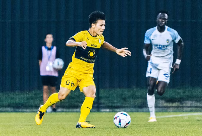 Nguyễn Quang Hải thi đấu trong màu áo Pau ở Ligue 2 mùa 2022-2023.