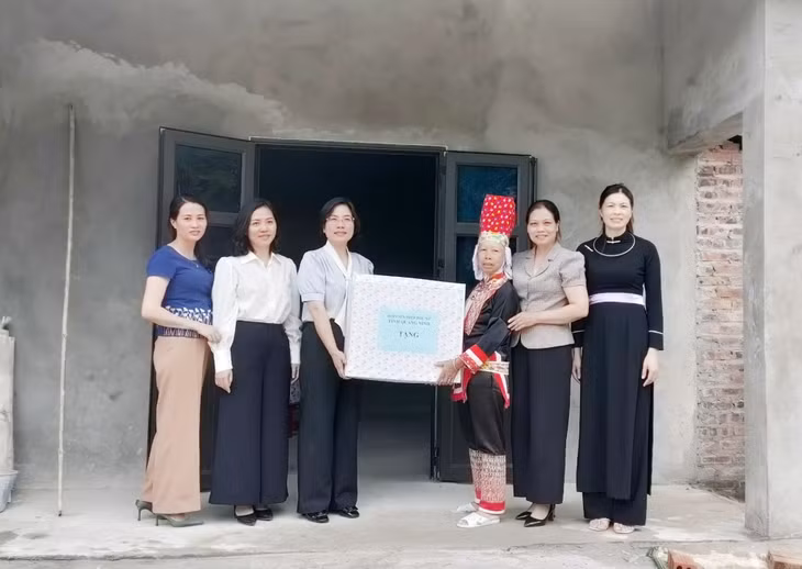 Cán bộ Hội LHPN tỉnh và Hội LHPN huyện Bình Liêu thăm, tặng quà gia đình hội viên có hoàn cảnh khó khăn Chìu Si Múi ở thôn Khe Mọi, xã Đồng Văn. Ảnh: Hội LHPN tỉnh.