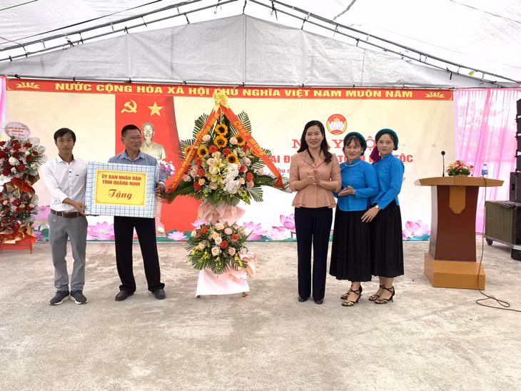 Đồng chí Phó Chủ tịch UBND tỉnh tặng hoa và quà cho cán bộ, nhân dân thôn Làng Ngang.