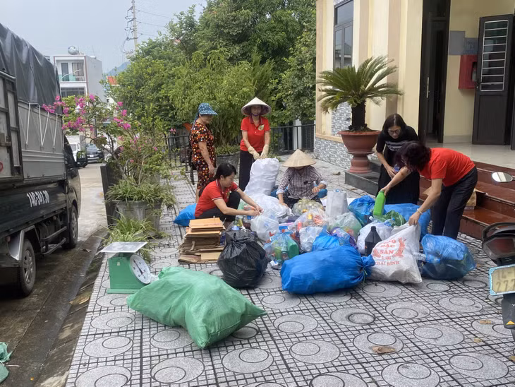 Hội viên Chi hội Phụ nữ khu 2A tập trung thu gom phế liệu để bán lấy tiền gây quỹ hoạt động.