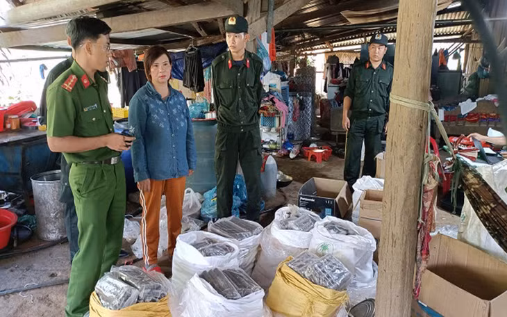 Cơ quan Công an tiến hành khám xét, thu giữ nhiều tang vật có liên quan đến chuyên án. Ảnh: CA