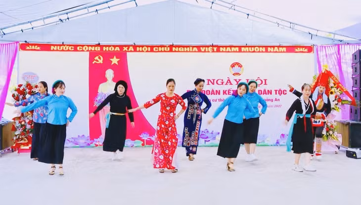 Tiết mục văn nghệ của người dân thôn Làng Ngang (xã Quảng An, huyện Đầm Hà) trong Ngày hội.