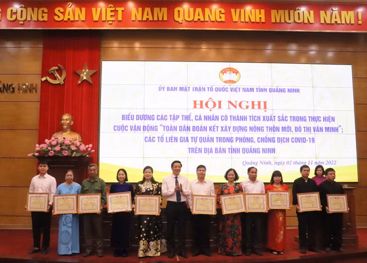 Ủy ban MTTQ Việt Nam tỉnh Quảng Ninh trao tặng bằng khen cho các tập thể có thành tích xuất sắc tại hội nghị.