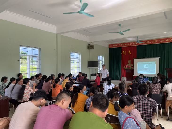 Trợ giúp viên pháp lý tư vấn pháp luật cho người dân ở hội nghị trợ giúp pháp lý tại xã Lục Hồn (huyện Bình Liêu).