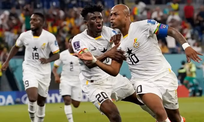 Ayew trừng phạt sai lầm của hàng thủ Bồ Đào Nha khi gỡ hòa 1-1. Ảnh: PA.