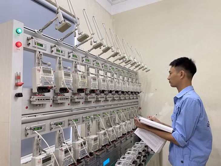 Cán bộ Chi cục TCĐLCL theo dõi các thiết bị đo lường.