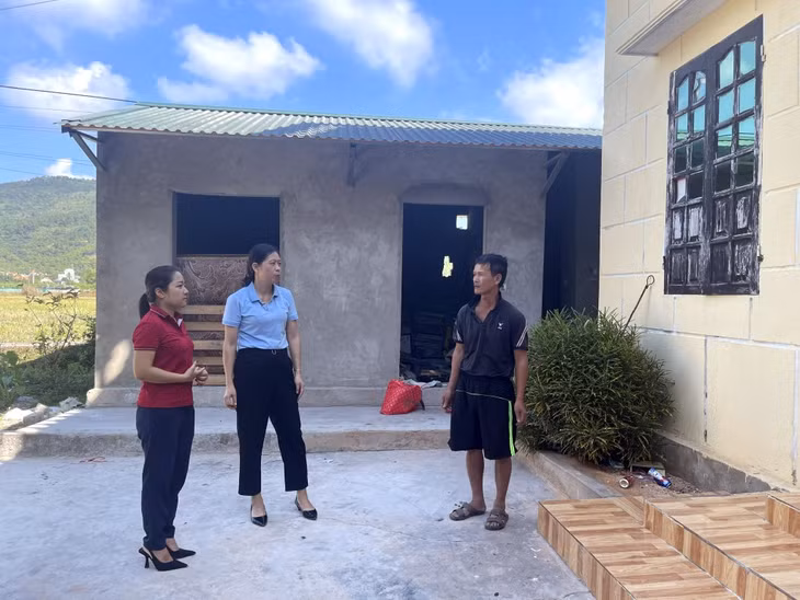 Cán bộ địa chính phường Minh Thành và cán bộ khu Cát Thành, phường Minh Thành (TX Quảng Yên) nắm tình hình đời sống người dân tại vùng Dự án xây dựng cơ sở 2 Trường Đại học Công nghiệp Quảng Ninh.