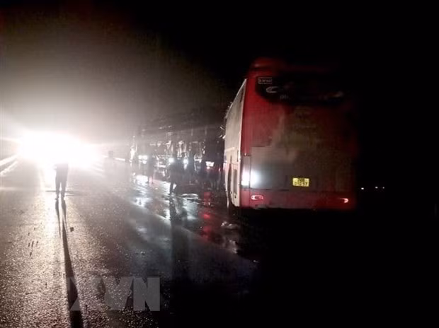 Xe khach dam xe tai tren cao toc Noi Bai-Lao Cai, 7 nguoi thuong vong hinh anh 1