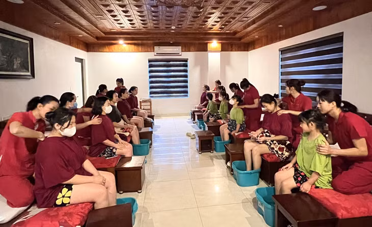 Du khách Hàn Quốc trải nghiệm massage cổ truyền. 