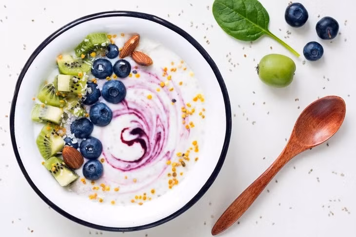 Sữa chua được biết đến nhờ có nhiều lợi ích cho sức khỏe. Ảnh: Eat This Not That.