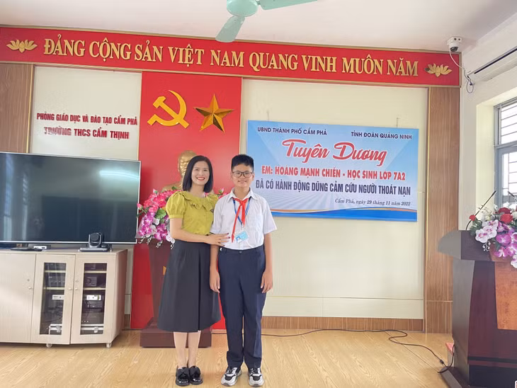 Chiến chụp ảnh cùng cô giáo chủ nhiệm.
