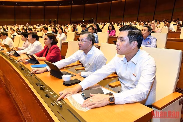 Quốc hội biểu quyết thông qua Nghị quyết về Kế hoạch phát triển kinh tế-xã hội năm 2023 trong phiên họp chiều 10/11. (Ảnh: THỦY NGUYÊN)