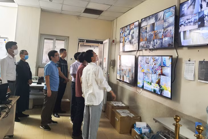 Cán bộ chức năng TP Uông Bí kiểm tra hệ thống giám sát tại Công ty CP Phát triển Tùng Lâm.