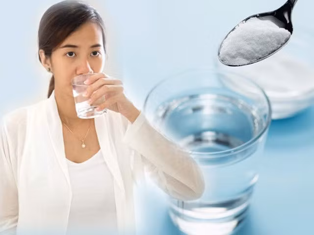 Khi bị ho khan cần súc miệng bằng nước muối . Khi súc, nghiêng đầu ra sau trong 30 giây rồi nhổ bỏ. Ảnh minh hoạ