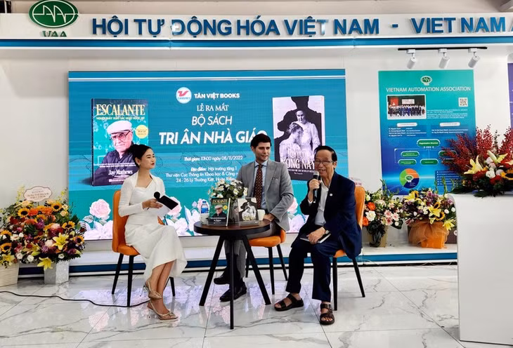 GS, TS, NGND Nguyễn Lân Dũng chia sẻ tại buổi giới thiệu sách.