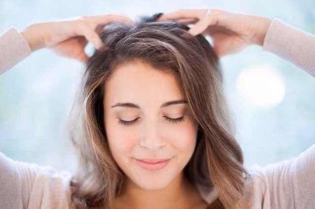 Mát xa vùng đầu được thực hiện nhẹ nhàng trên toàn bộ đầu.