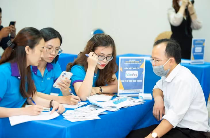 Chuyên viên Viindoo tư vấn giải pháp Quản trị Doanh nghiệp tại Triển lãm Chuyển đổi số trong Sản xuất và Kinh doanh.