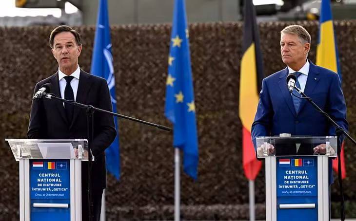 Thủ tướng Hà Lan Mark Rutte (trái) gặp Tổng thống Romania Klaus Iohannis vào giữa tháng 10. Ảnh: AFP