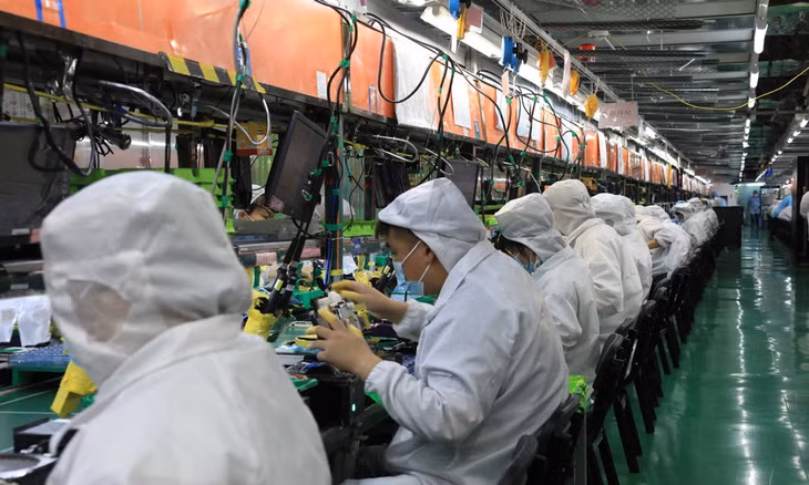 Công nhân làm việc trong nhà máy Foxconn ở Trịnh Châu. Ảnh: Global Times