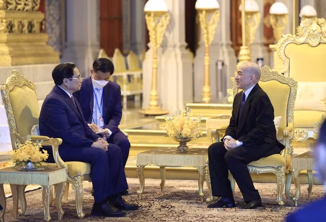 Hai nhà Lãnh đạo bày tỏ hài lòng về sự phát triển của quan hệ láng giềng tốt đẹp, hữu nghị truyền thống, hợp tác toàn diện, bền vững lâu dài giữa Việt Nam và Campuchia thời gian gần đây - Ảnh: VGP/Nhật Bắc