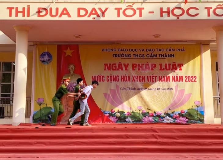 Trường THCS Cẩm Thành tổ chức phổ biến pháp luật cho các em học sinh qua hình thức