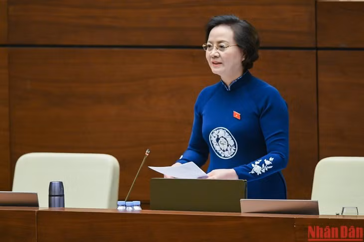 Bộ trưởng Nội vụ Phạm Thị Thanh Trà trả lời chất vấn của đại biểu Quốc hội trong phiên họp chiều 4/11. (Ảnh: THỦY NGUYÊN)