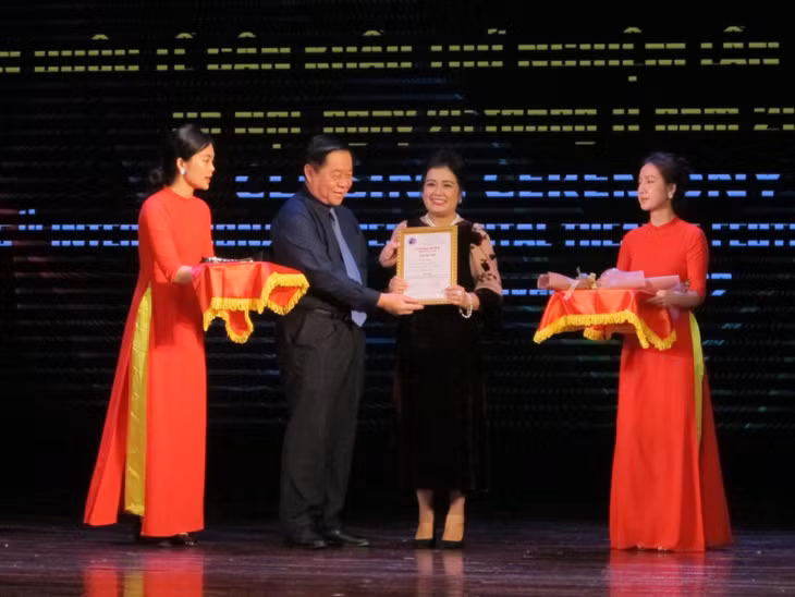 Bí thư Trung ương Đảng, Trưởng Ban Tuyên giáo Trung ương Nguyễn Trọng Nghĩa trao Giải đặc biệt cho vở diễn “Lá đơn thứ 72” của Sân khấu Lệ Ngọc về hình tượng Chủ tịch Hồ Chí Minh tham gia “Liên hoan. Ảnh: TH