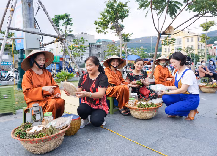 Những thúng mẹt bán dâu da được tái hiện lại trong chợ quê.