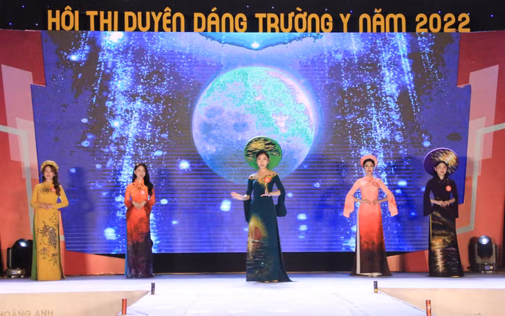 Các thí sinh duyên dáng trong phần thi trình diễn áo dài.
