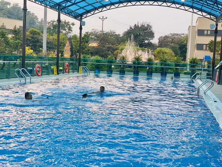 Bể bơi 4 mùa mới được đầu tư, đưa vào sử dụng trong Khu tập thể 314, Công ty CP Than Vàng Danh - Vinacomin.