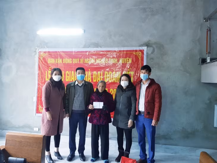 Lãnh đạo xã Quan Lạn (huyện Vân Đồn) trao quà cho hộ nghèo tại thôn Đoài mới được hỗ trợ xây dựng nhà ở (tháng 1/2022).