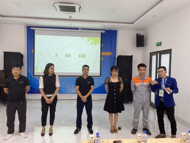 Chuyên gia giao lưu trực tiếp với người lao động trên sân khấu trong buổi tuyên truyền văn hóa doanh nghiệp ở ngành GTVT tại Tiên Yên.
