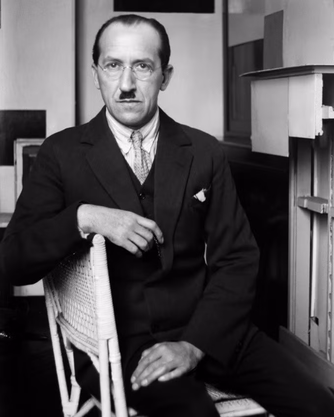 Mondrian tại studio của ông năm 1926. Ảnh: Ministère de la Culture