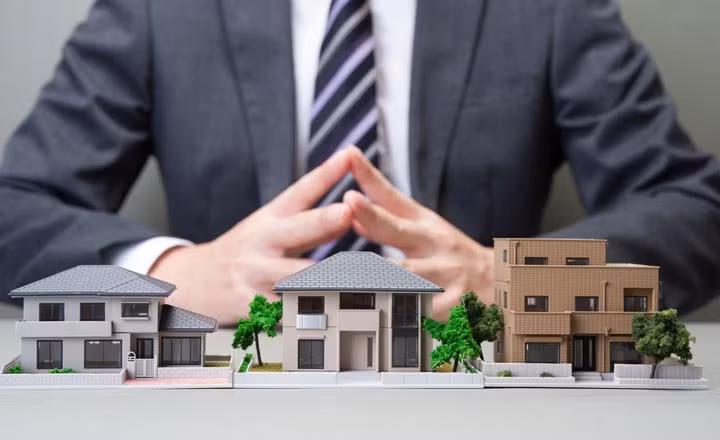 Nếu tài chính dư giả thì hãy đầu tư mua nhà đất để bán ra kiếm lời.
