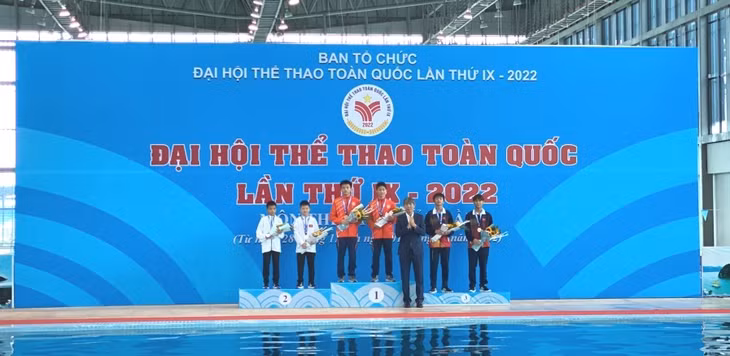 Đội tuyển nhảy cầu Hà Nội giành 2 huy chương vàng trong ngày thi đấu đầu tiên.