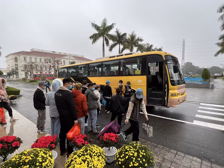 Những chuyến xe ấm áp đưa người lao động về quê ăn Tết ở Công ty TNHH KHKT Texhong Ngân Hà được tổ chức thường niên.