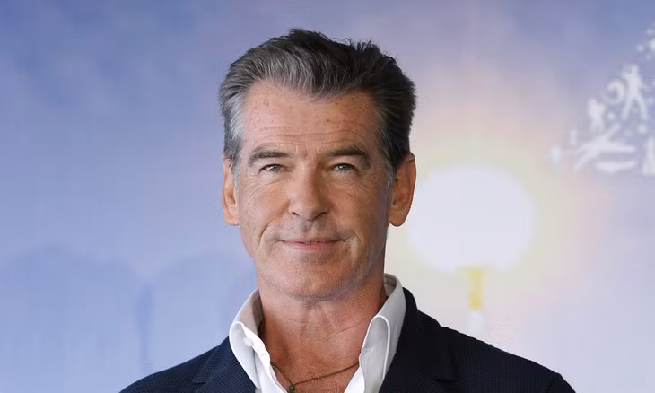 Pierce Brosnan (1953) là một tài tử đã có gần 5 thập kỷ kinh nghiệm diễn xuất, được vinh danh và trao tặng hàng loạt giải thưởng lớn nhỏ. Sự nghiệp của quý ông người Ireland đã ghi dấu với công chúng qua những siêu phẩm đình đám cùng phong cách quý ông không thể trộn lẫn, đặc biệt qua series James Bond. Ảnh: Tom Russell.