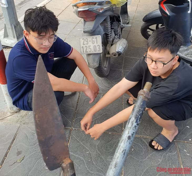 Hai đối tượng mang theo giáo tự chế bị Cảnh sát 141 bắt giữ.
