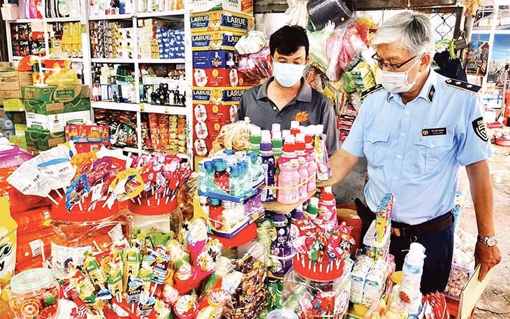 Ðội Quản lý thị trường số 5 kiểm tra, giám sát tình hình thị trường về giá cả, cung cầu hàng hóa tại địa bàn huyện Thới Bình, tỉnh Cà Mau. (Ảnh KIÊM DUYẾN)