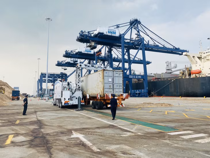 Công chức Đội Kiểm soát Hải quan số 2 thực hiện các bước kiểm tra trước khi đưa container vào soi chiếu bằng máy soi container di động Eagle M60.