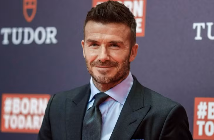 David Beckham (1975) là cựu cầu thủ bóng đá chuyên nghiệp người Anh từng thi đấu cho các câu lạc bộ Manchester United, Preston North End, Real Madrid, A.C. Milan, Los Angeles Galaxy, Paris Saint-Germain và đội tuyển quốc gia Anh ở vị trí tiền vệ. Anh từng hai lần được bình chọn là Cầu thủ xuất sắc nhất năm của FIFA, và là cầu thủ được trả lương cao nhất thế giới năm 2004. Ảnh: SplashNews.