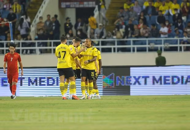 Doi tuyen Viet Nam nguoc dong danh bai CLB Borussia Dortmund hinh anh 3