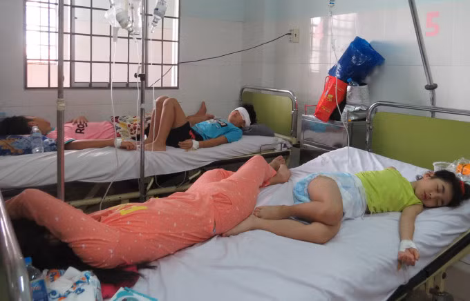 Học sinh trường Ischool Nha Trang bị ngộ độc, điều trị tại Bệnh viện Đa khoa tỉnh Khánh Hòa ngày 18/11. Ảnh: Bùi Toàn