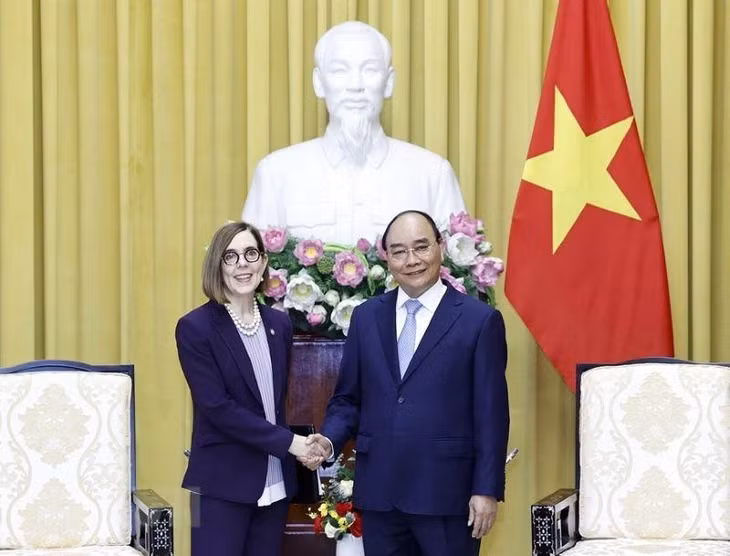 Chủ tịch nước Nguyễn Xuân Phúc tiếp Thống đốc bang Oregon. (Ảnh: Thống Nhất/TTXVN)