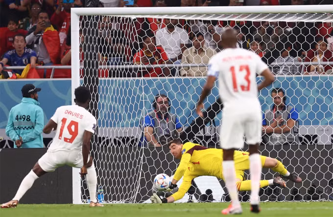 Thibaut Courtois đổ người cản phá thành công quả đá phạt 11m trong trận Bỉ thắng Canada 1-0 tại Qatar hôm 24/11.